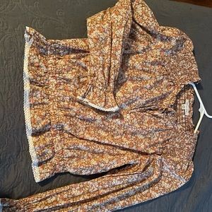 American eagle cottage girl top, flowery blouse with cuffs